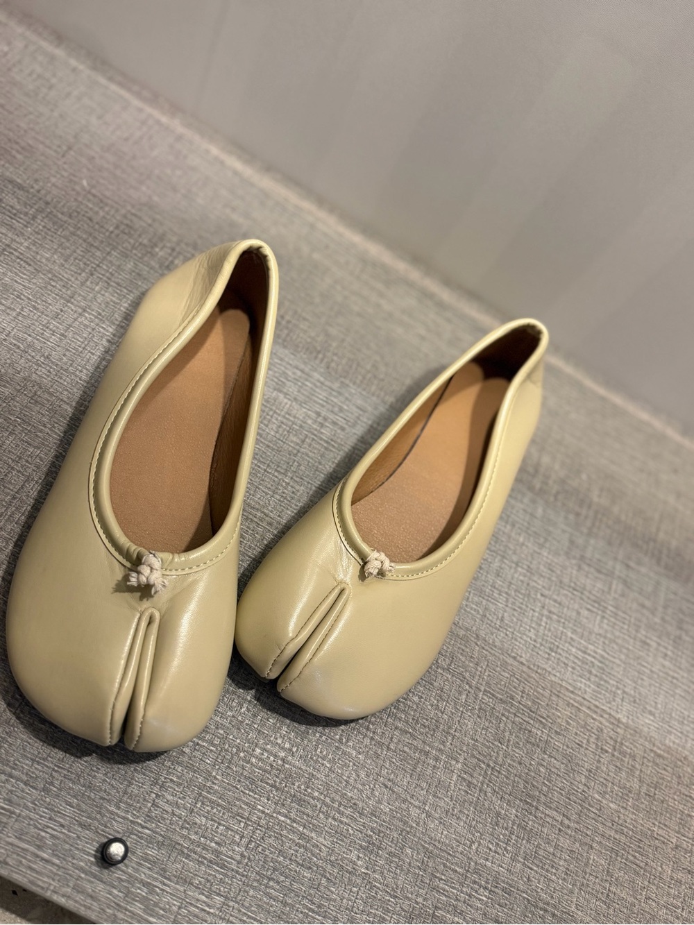 Women’s Split-Toe Ballet Flats in Cream